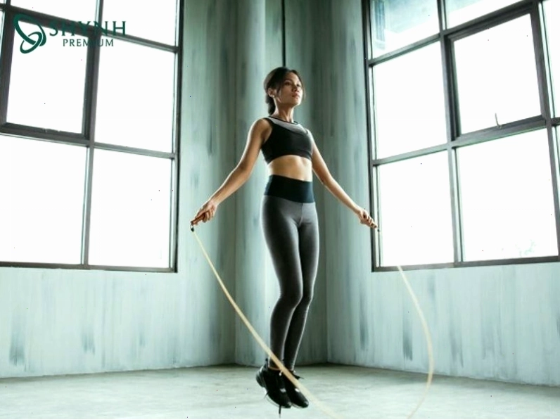 Người tập nhảy dây giảm mỡ toàn thân