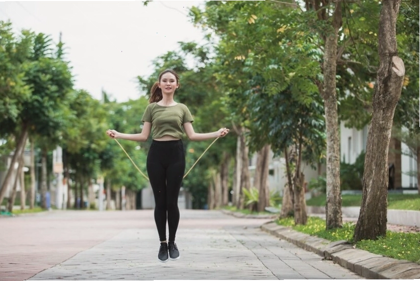 Người tập nhảy dây với thái độ tích cực