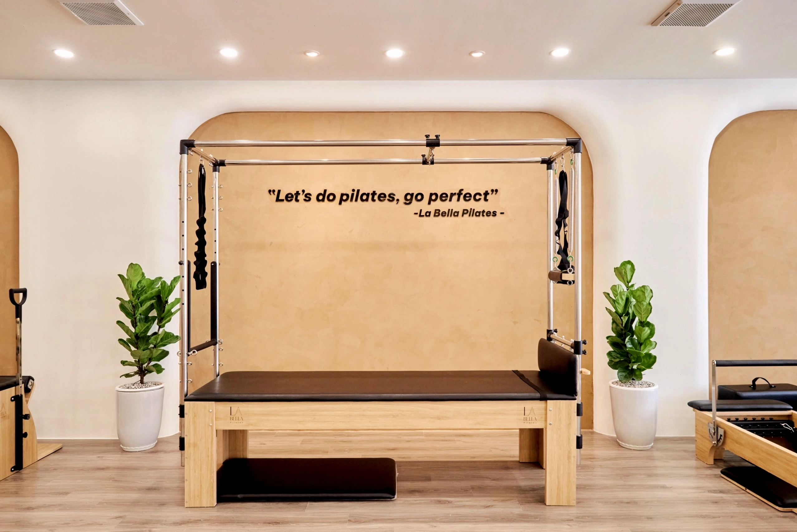 Người tập Pilates lớp cá nhân 1 kèm 1 với huấn luyện viên