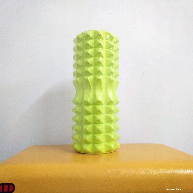 Người tập sử dụng con lăn yoga gai cứng