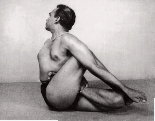 Người tập thực hành tư thế Yoga Iyengar với sự hỗ trợ của gạch tập
