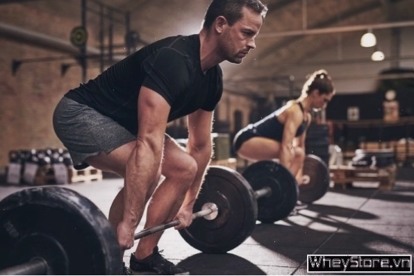 Người tập thực hiện bài Deadlift với tạ đòn
