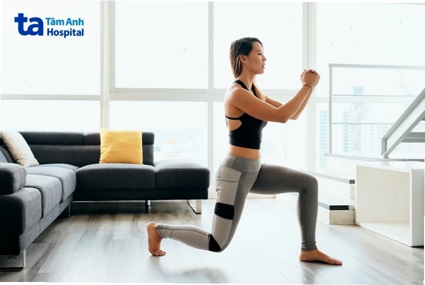 Người tập thực hiện bài Lunge