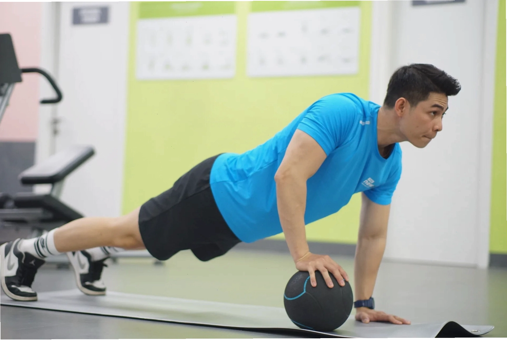 Người tập thực hiện bài Squat với tạ đòn trong lịch tập Push Pull Leg