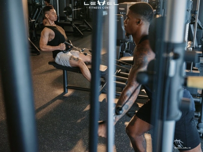 Người tập thực hiện bài tập Bench Press với tạ đòn
