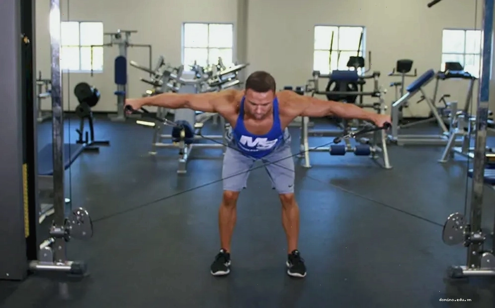 Người tập thực hiện bài tập Bent Over Low Pulley Rear Delt Fly