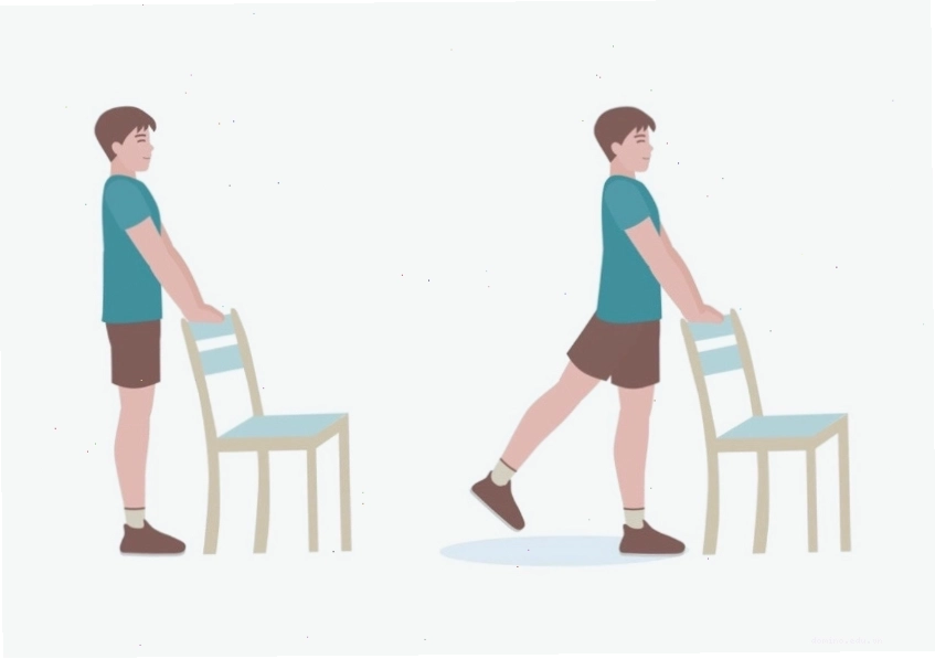 Người tập thực hiện bài tập đá chân ra sau ở tư thế bò.