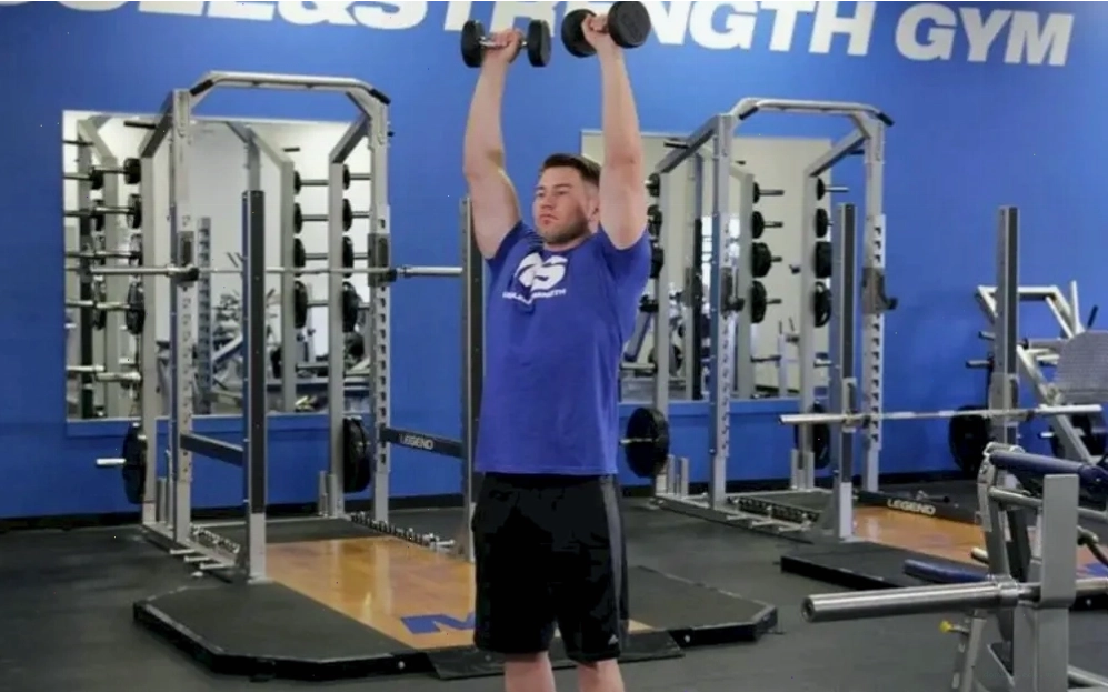 Người tập thực hiện bài tập Dumbbell Lateral Raise với tạ đơn