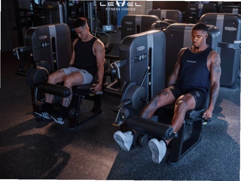 Người tập thực hiện bài tập kéo xà (Pull-up)