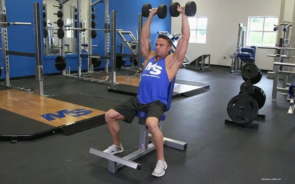 Người tập thực hiện bài tập Machine Shoulder Press trên máy tập