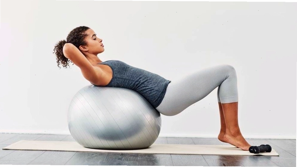 Người tập thực hiện bài tập Nordic Curl Roll Out trên bóng yoga