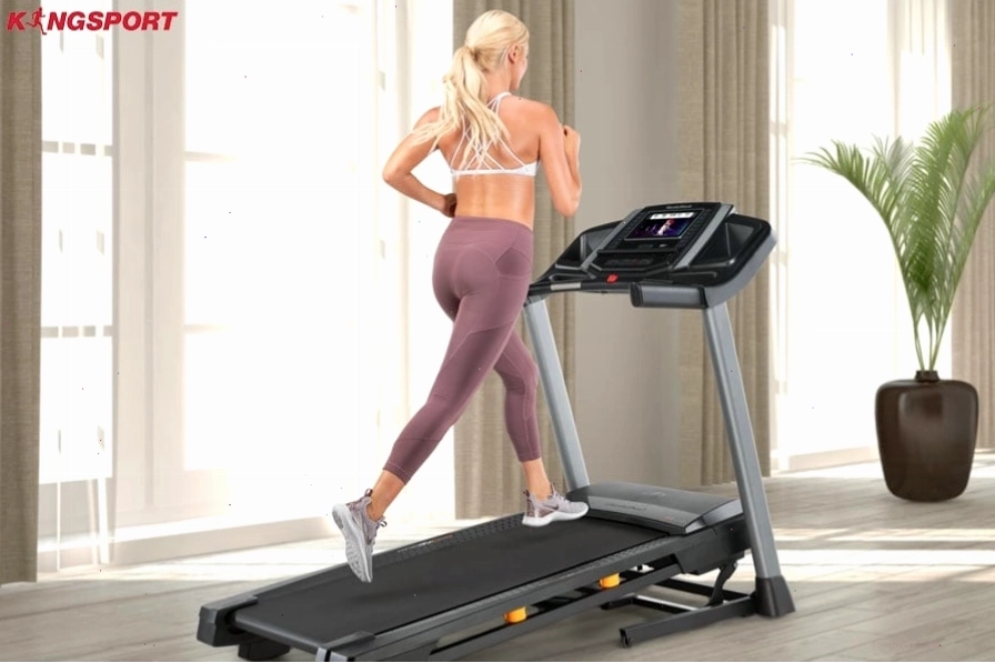 Người tập thực hiện bài tập plank