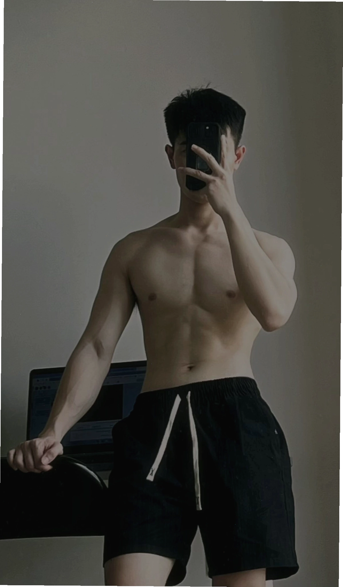 Người tập thực hiện bài tập squat cơ bản tại phòng gym