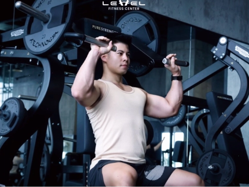 Người tập thực hiện bài tập Squat với tạ