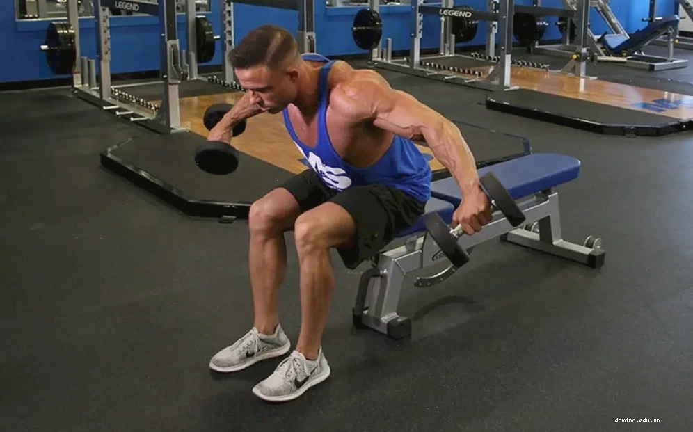Người tập thực hiện bài tập Standing Dumbbell Shoulder Press