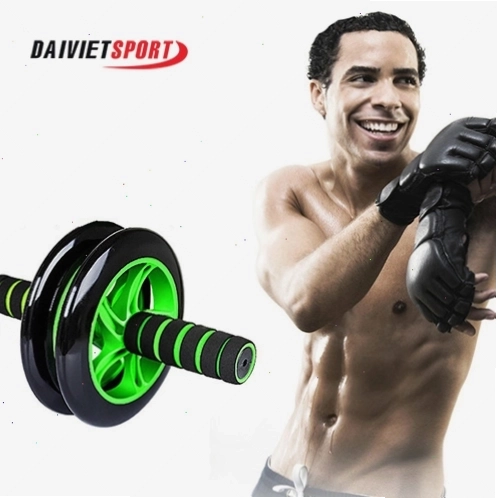 Người tập thực hiện bài tập với con lăn tập bụng 4 bánh, đảm bảo sự ổn định