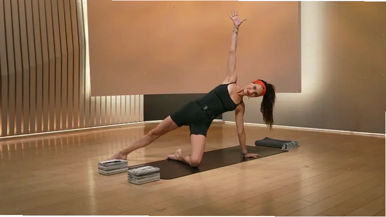 Người tập thực hiện chuỗi động tác yoga vinyasa flow uyển chuyển