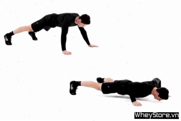 Người tập thực hiện Diamond Push Up với hai tay tạo hình kim cương