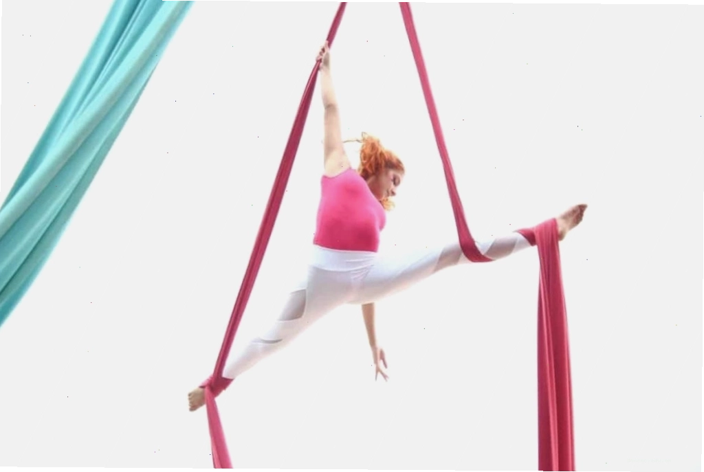 Người tập thực hiện động tác Aerial Lunge trong Fly Yoga
