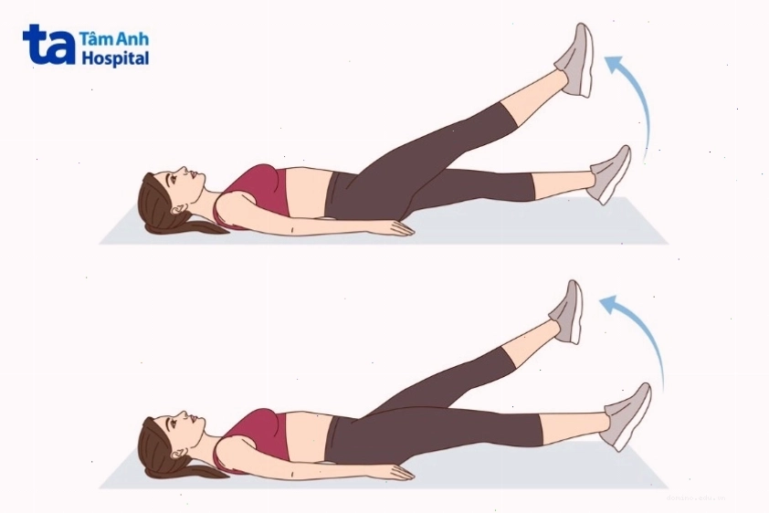 Người tập thực hiện động tác đá cắt kéo