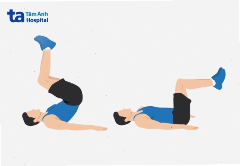 Người tập thực hiện động tác gập bụng ngược (reverse crunch)