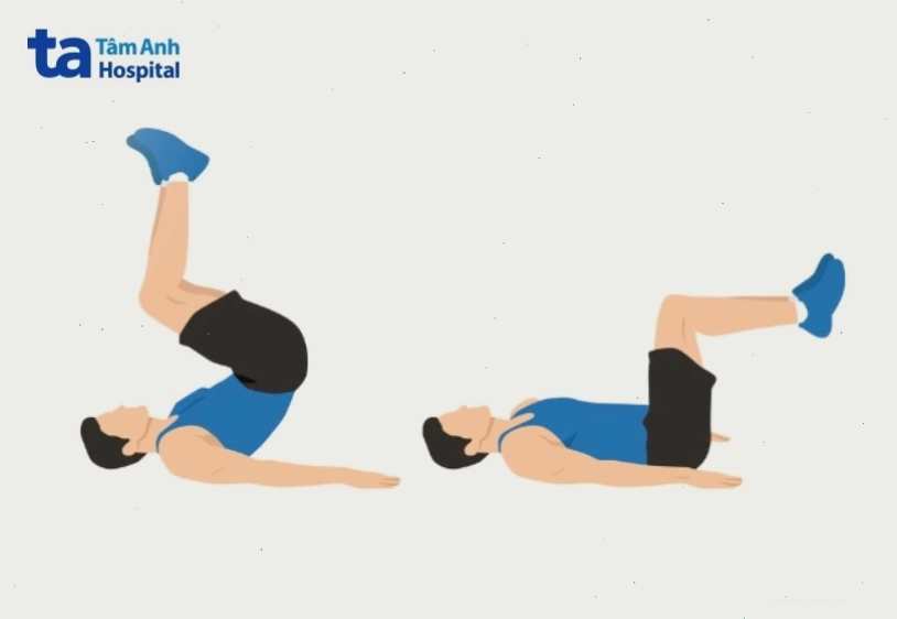 Người tập thực hiện động tác gập bụng ngược (reverse crunch)