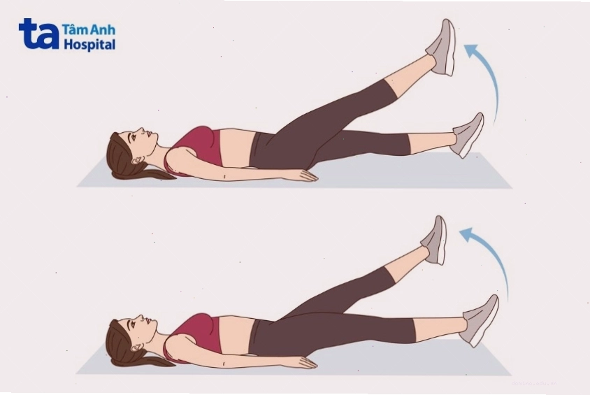 Người tập thực hiện động tác nâng chân kiểu cắt kéo