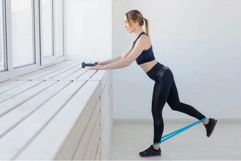 Người tập thực hiện động tác nhón gót với dây kháng lực ở bắp chân