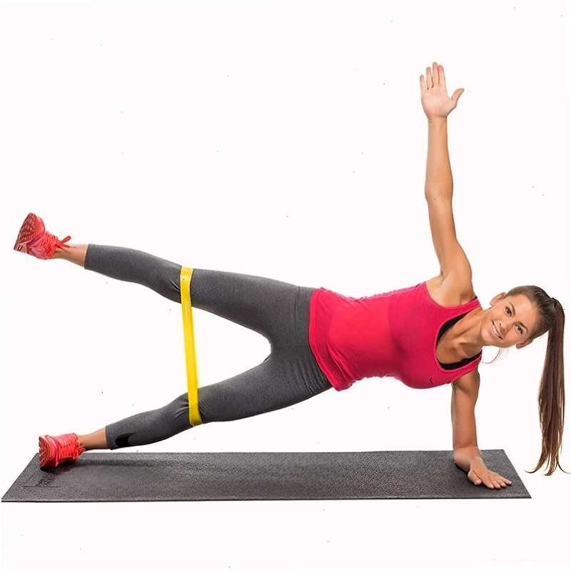 Người tập thực hiện động tác Plié Squat với dây kháng lực