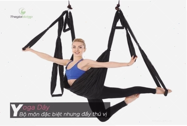 Người tập thực hiện động tác trồng cây chuối trên dây lụa yoga