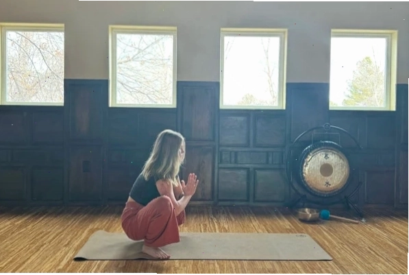 Người tập thực hiện động tác Vinyasa trong lớp Vin Yoga