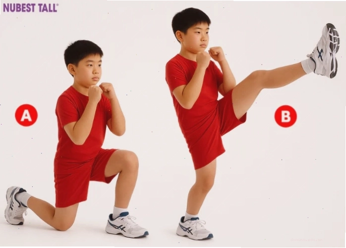 Người tập thực hiện tư thế chiến binh để kéo dài chân