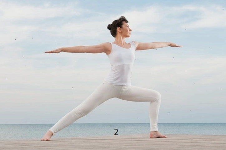 Người tập thực hiện tư thế chiến binh số 2 trong yoga