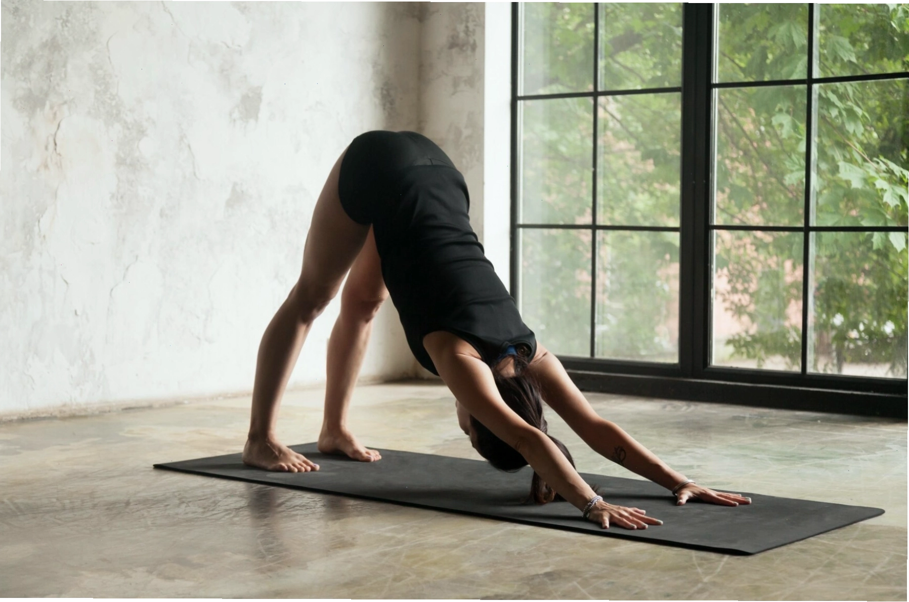 Người tập thực hiện tư thế Chó úp mặt (Adho Mukha Svanasana)