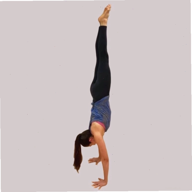 Người tập thực hiện tư thế Handstand trên thảm tập