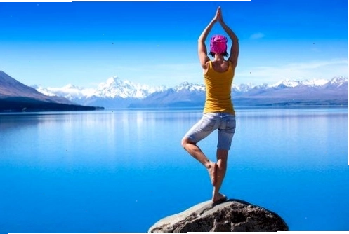 Người tập thực hiện tư thế ngọn núi (Mountain Pose) cơ bản
