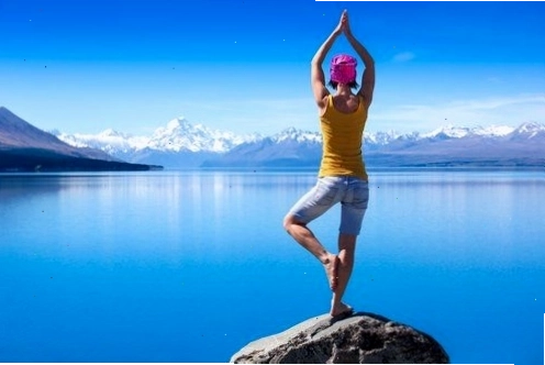 Người tập thực hiện tư thế ngọn núi (Tadasana) đứng thẳng, hai chân khép hoặc hơi mở