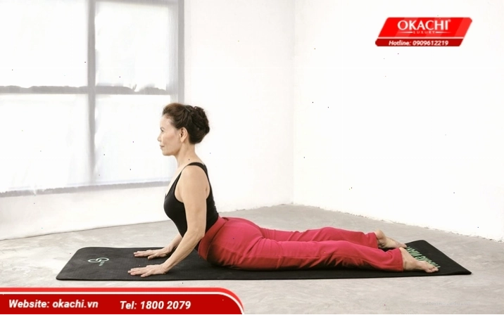 Người tập thực hiện tư thế rắn hổ mang