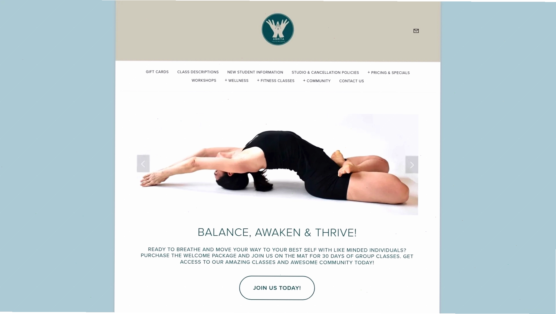 Người tập thực hiện tư thế Tấm ván (Phalakasana)