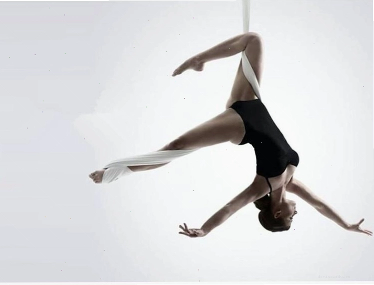 Người tập thực hiện tư thế trồng cây chuối trên dây lụa trong lớp yoga bay ở Nha Trang