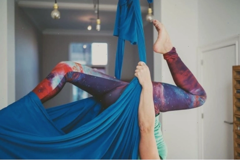 Người tập thực hiện tư thế yoga trên võng lụa