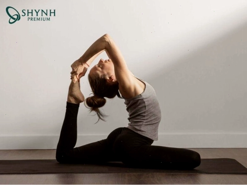 Người tập thực hiện tư thế Yoga