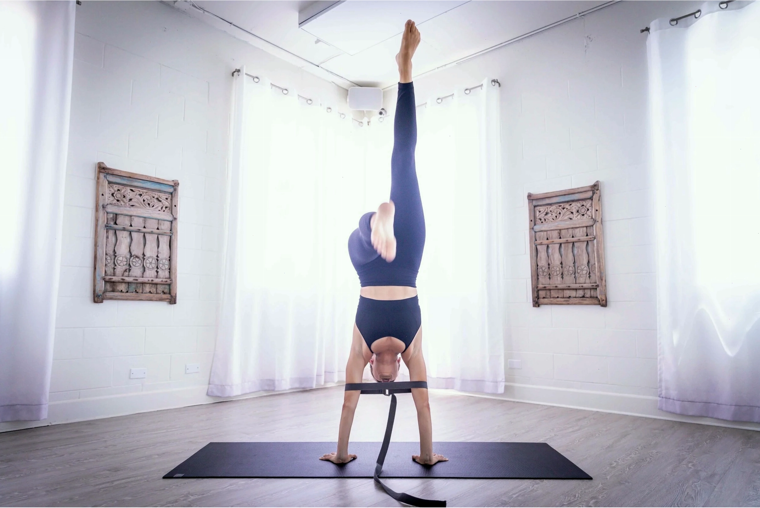 Người tập yoga đang thực hiện bài tập tăng cường sức mạnh vai