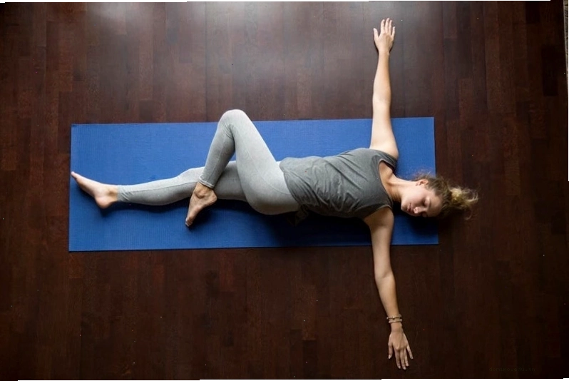 Người tập yoga giãn cơ chân