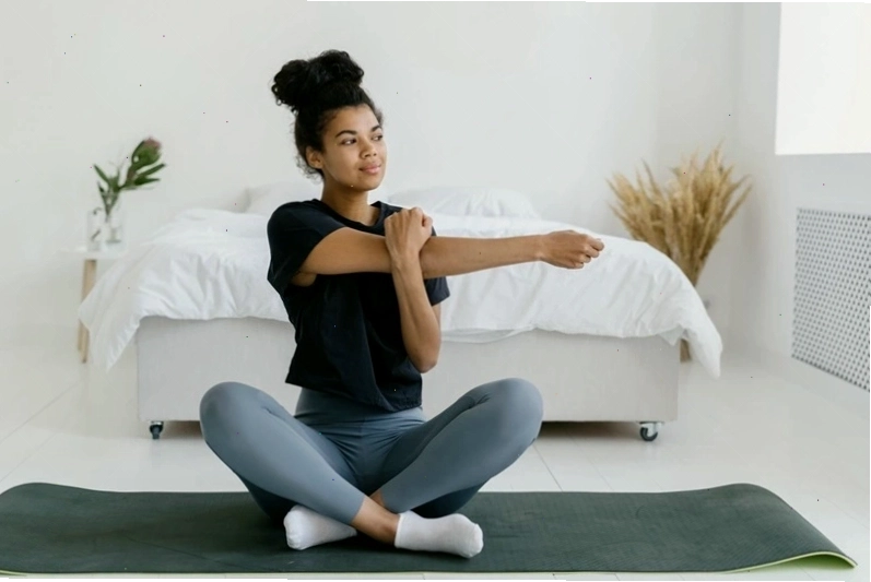 Người tập yoga giãn cơ lưng