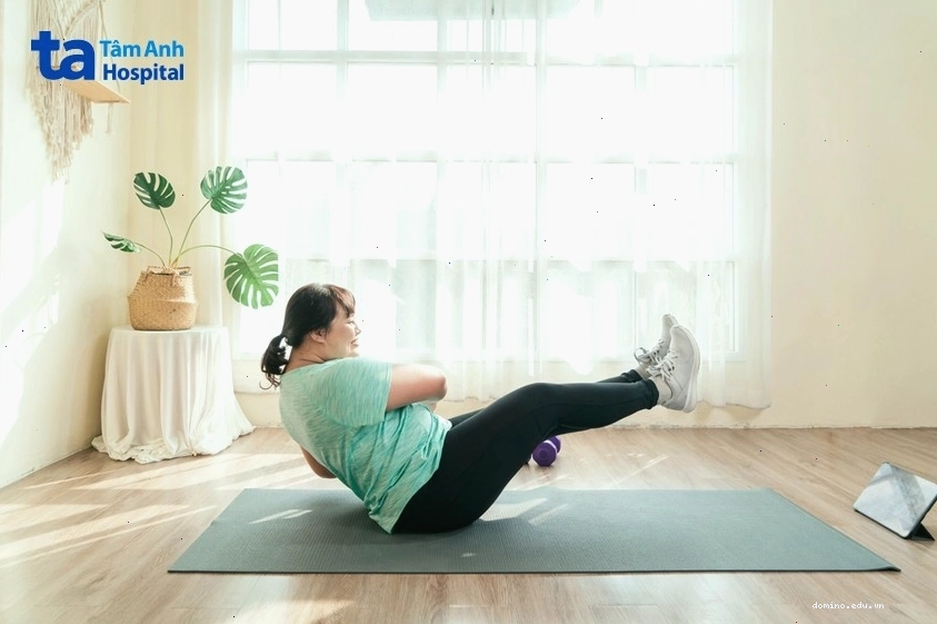 Người tập yoga kiên trì thực hiện các động tác giảm mỡ bụng