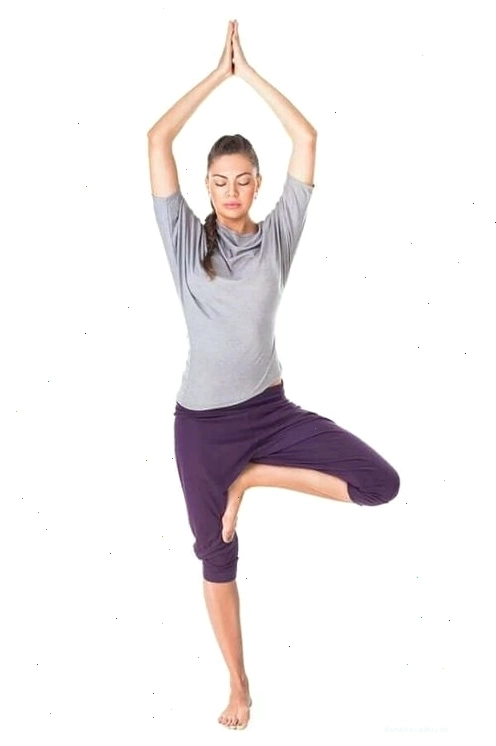 Người tập yoga ở tư thế Chiến binh thứ nhất (Virabhadrasana I)