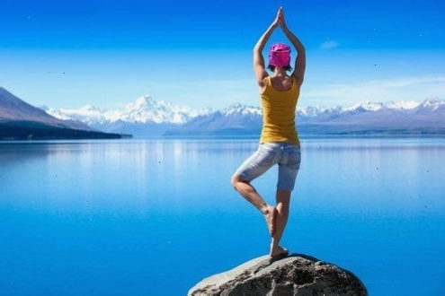 Người tập yoga ở tư thế Ngọn núi (Tadasana)