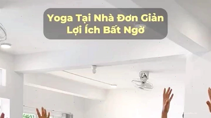 Người tập yoga sử dụng block hỗ trợ tư thế thăng bằng