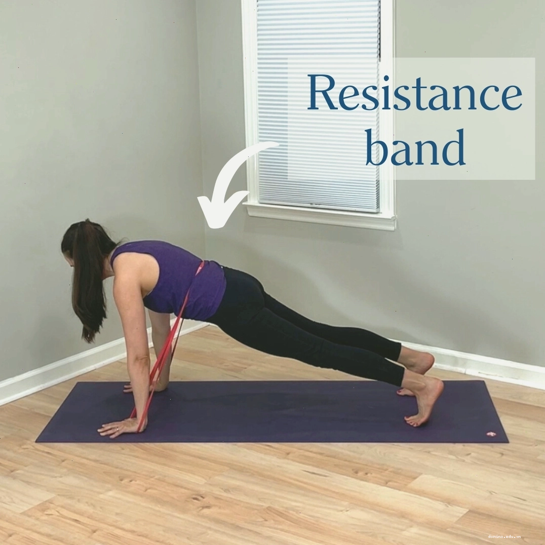 Người tập yoga sử dụng dây kháng lực trong tư thế plank